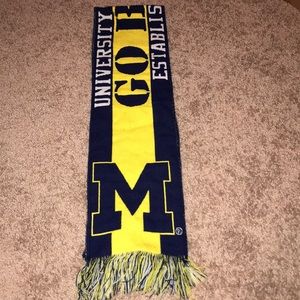 Michigan scarf